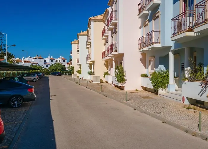 Serene W/ Balcony And Pool By Lovelystay Quarteira