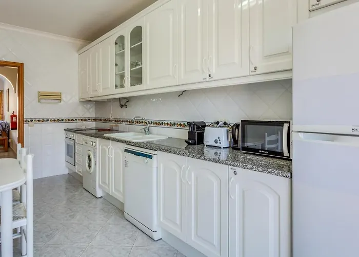 Apartment Serene W/ Balcony And Pool By Lovelystay Quarteira