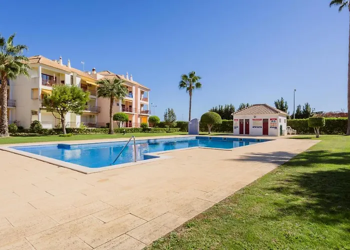 Serene W/ Balcony And Pool By Lovelystay Apartment