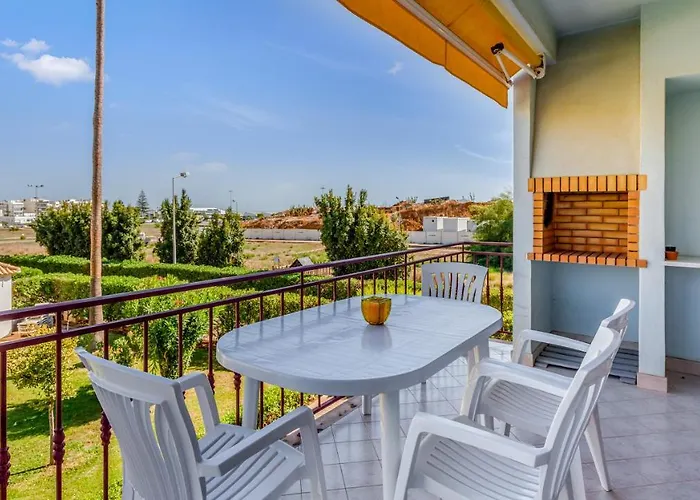 Apartment Serene W/ Balcony And Pool By Lovelystay Quarteira