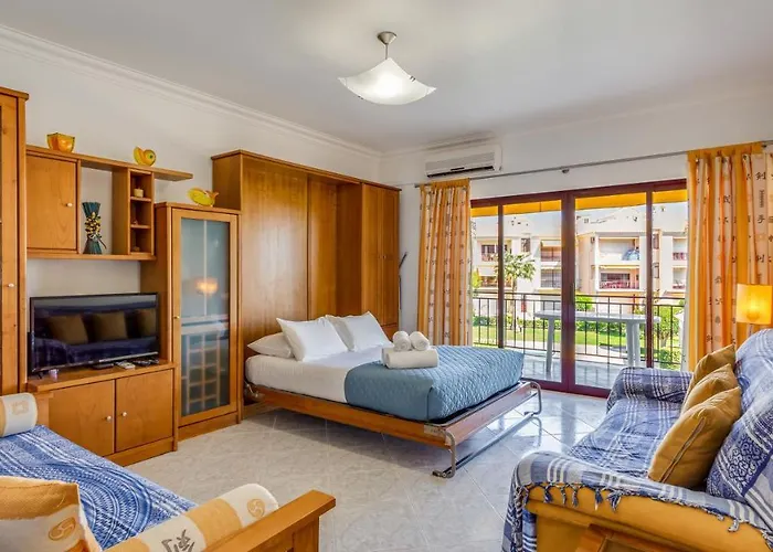 Serene W/ Balcony And Pool By Lovelystay Apartment Quarteira
